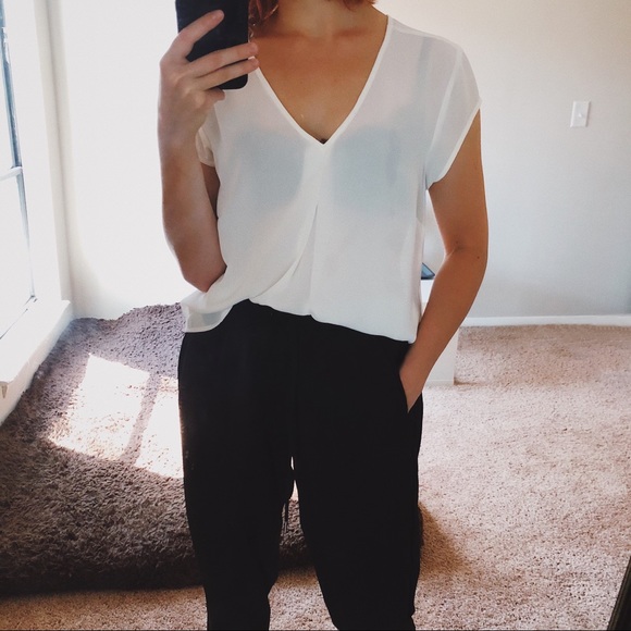 DR2 Tops - NWT DR2 by Daniel Rainn White V-Neck Blouse size M